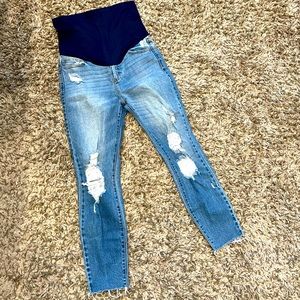 Raw hem distressed maternity denim! 🤰